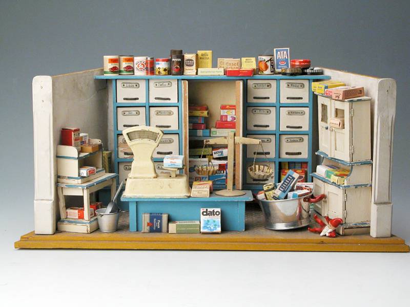 Kaufladen, deutsch, um 1910, reiche Innenausstattung, großer Schrank mit 15 Schubladen, diese mit beschrifteten Holzschildchen, veil ZubehÖr, ...