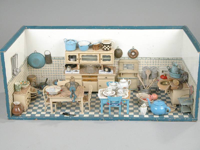 Große Puppenstube, deutsch, um 1910, reiche Innenausstattung, KÜchenbuffet, Kommode mit ausklappbarem Waschbecken, viele GerÄtschaften aus ...
