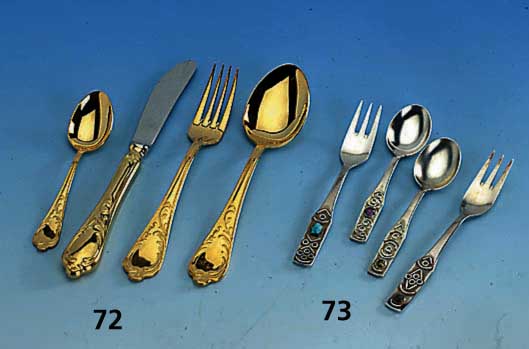 Vergoldetes Besteck fÜr 12 Personen, 24 Kt hartvergoldet, im Koffer, best. aus: 12 Messer, 12 Gabeln, 12 LÖffel, 12 KaffeelÖffel, 12 ...