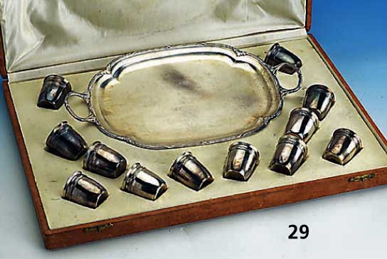 12 Stamperl auf Tablett, 950er Silber, um 1900, innenverg., Meistermarke Pott, im Etui, wohl unbenutzt