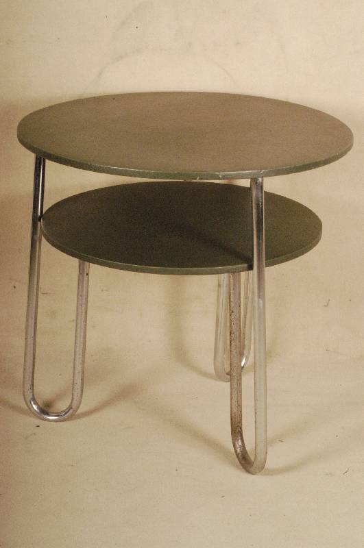 Beistelltisch, deutsch, um 1952/55, Entwurf Mauser, Stahl, Kunststoff, Blech, mit Ablagefach, Gebrauchsspuren, z.T. stÄrker korrodiert, einer der ...