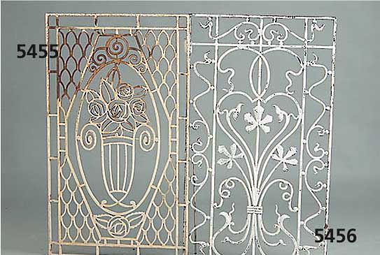 Ziergitter, Frankreich, 20er Jahre, Schmiedeeisen, stil. floraler Dekor im typ. Art-Deco, ca. 95 x 55 cm, korrodiert