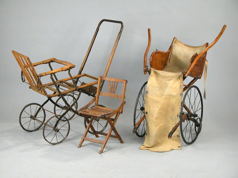 Kinderwagen u. Kinderstuhl, deutsch, um 1910/20, Buche/Eiche, L. Kinderwagen ca. 107 cm, H. Kinderstuhl ca. 56 cm