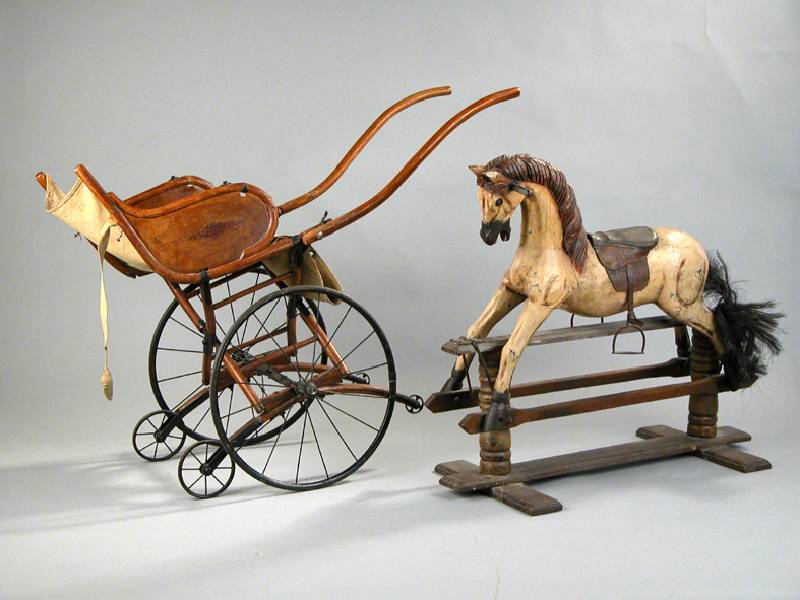 Kinderwagen, deutsch, um 1900, Holz, z.T. beschÄdigt, seitl. mit floralen Motiven bemalt , ca.