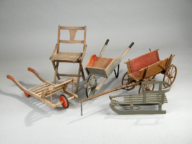 5 Teile Puppendekoration, 30-60er Jahre, Leiterwagen, Roller, zwei PuppenstÜhle, kl. Wagen, l. besch.