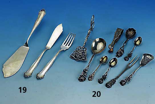Konvolut Hildesheimer Rose, 800er bzw. 835er Silber, 31 Teile darunter: ZuckerlÖf- fel, Mocca- und KaffeelÖffel, Vorlegegabeln, Zuckerzangen, ...