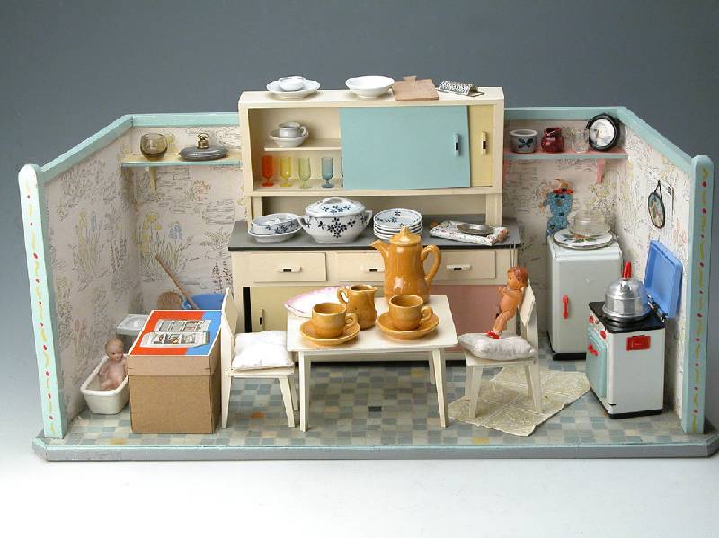 PuppenkÜche, 50er/60er Jahre, mit diversem ZubehÖr, wie z.B. KÜchenschrank, Tisch mit 2 StÜhlen, Puppengeschirr, KÜhlschrank, Herd etc ., ...