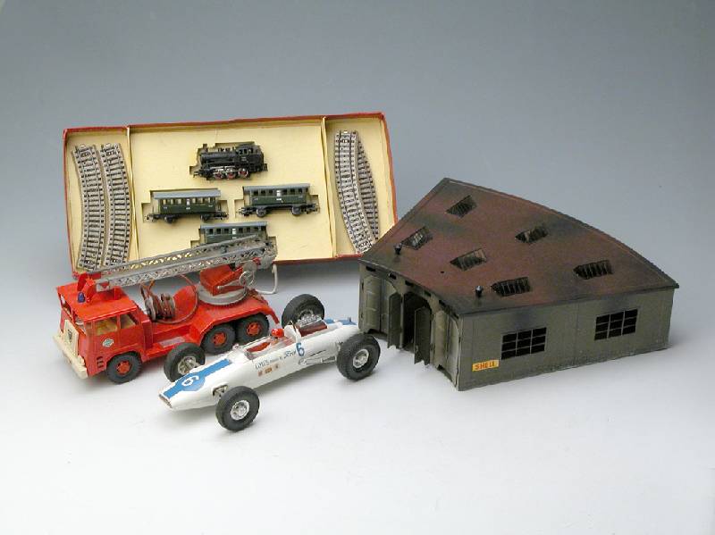 Konvolut MÄrklin, 50er/60er Jahre, 1 Lok- schuppen 7028, 1 Set best. aus: 1 Lok und 3 Waggons, dazu einzelne Schienenteile, minim. bespielt, ...