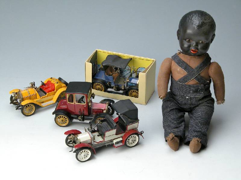 Negerpuppe, ca. 1925, Massekopf, offener Mund, zwei ZÄhne oben, modellierte Haare, braune Paperweight-Schlafaugen, gestopfter StoffkÖrper ...