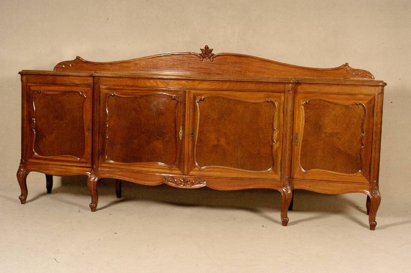 Anrichte, deutsch, um 1910, Korpus Weichholz , Nußbaumfurnier, Barockstil mit leichten floralen Schnitzereien, geschwungene FÜße, Aufsatz mit ...
