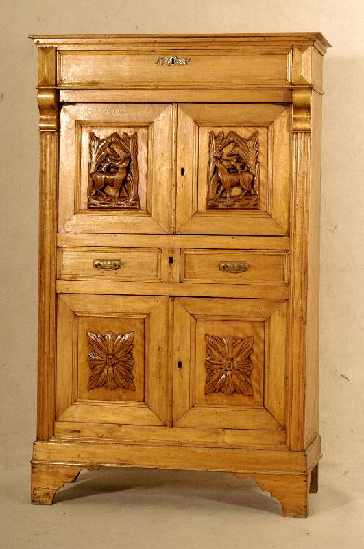 Vertiko, wohl deutsch, um 1900, Weichholz massiv, Front auf Rahmen gearbeitet, TÜren mit reicher Schnitzerei, Medaillon und Tiermotiv, 3 SchÜbe, ...