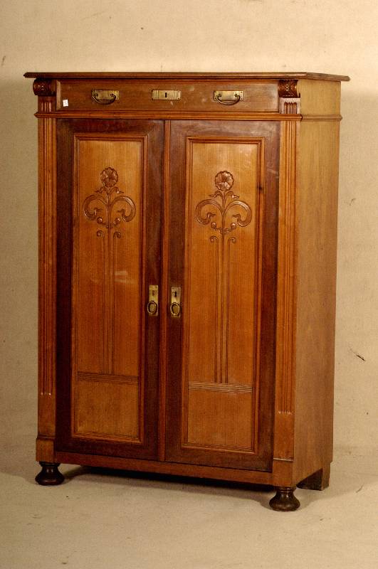 Vertiko, deutsch, um 1890, Korpus Weichholz, Nußbaum, 2 TÜren mit dezenter floraler Schnitzerei, Kerbnutschnitzerei, original BeschlÄge, Schloß ...