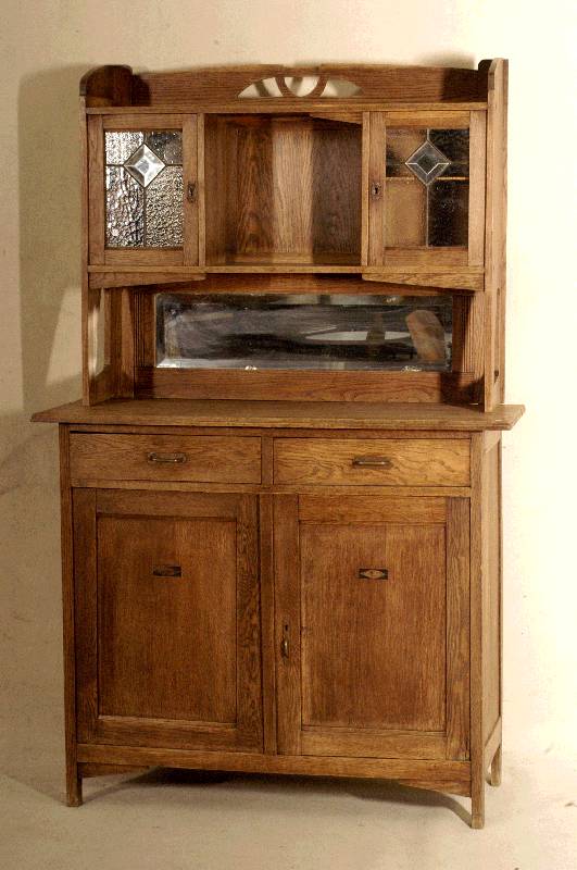 Buffetschrank, deutsch, um 1920, Eiche massiv, naturbelassen, Oberteil 2-tÜrig, bleiverglast, Oberteil mittig als Ablagefach, Durchbrucharbeiten, ...