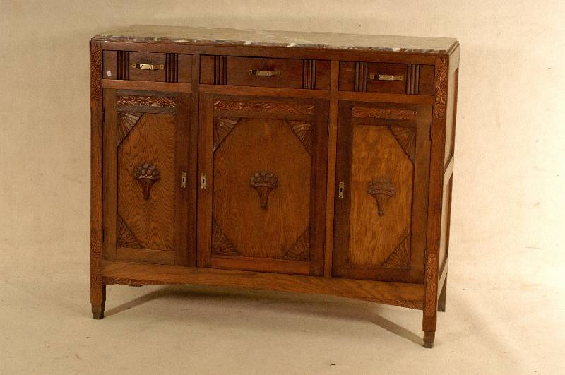 Kommode, deutsch, um 1900, Eiche massiv, drei SchÜbe bzw. 3-tÜrig, mit aufgelegter Schnitzerei, eingelassene Marmorplatte, viel- fach ...