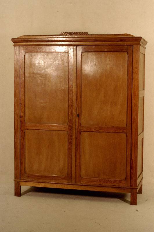Kleiderschrank, deutsch, um 1920, Weichholz massiv, 2 TÜren, schlichte AusfÜhrung, Kopf- teil mit aufgelegten Schnitzereien, MÖbel in gutem ...