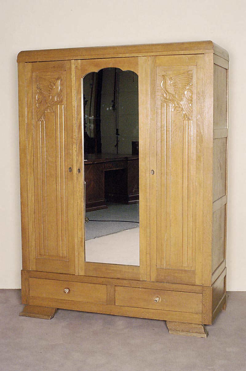 Kleiderschrank, Frankreich, um 1920, ArtDeco , Eiche massiv (hell), 3 TÜren, MitteltÜr mit Spiegel, SeitentÜren mit geschnitztem ...