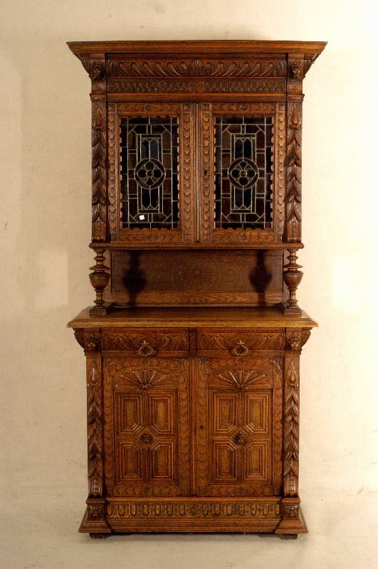 Vielzweckschrank, Belgien, um 1890/1900, Eiche massiv, zweiteilig, Oberteil mit ge- drechselten SÄulen, bunte Bleiverglasung, Schnitzereien aus ...