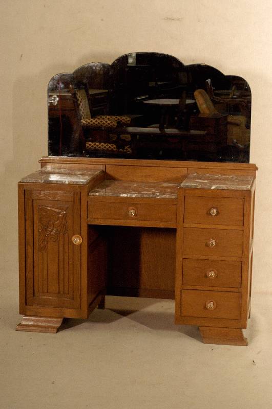 Frisierkommode, Frankreich, um 1920, ArtDeco , Eiche massiv (hell), 1 TÜr und 5 SchÜbe, Knietunnel, drei Marmorplatten eingeklebt, TÜr mit ...
