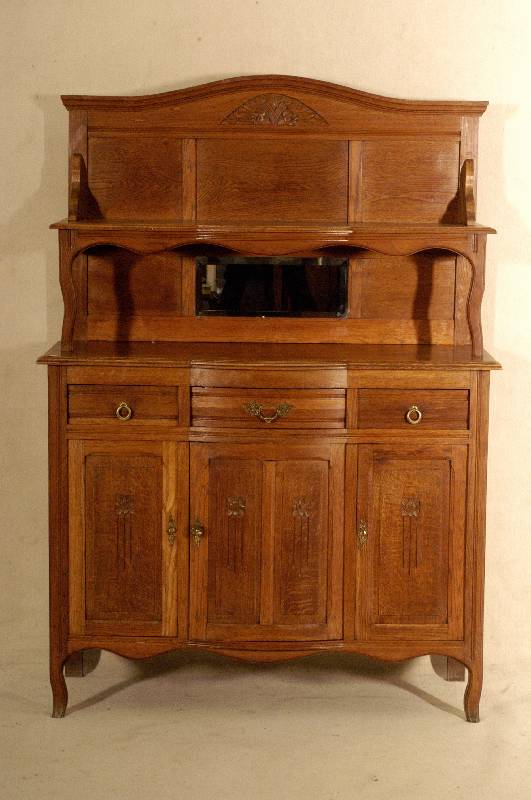 Aufsatzkommode, deutsch, um 1900, Eiche massiv, drei SchÜbe bzw. 3-tÜrig, mit floraler Schnitzerei, MitteltÜr in bauchiger Form, umfangreiches ...