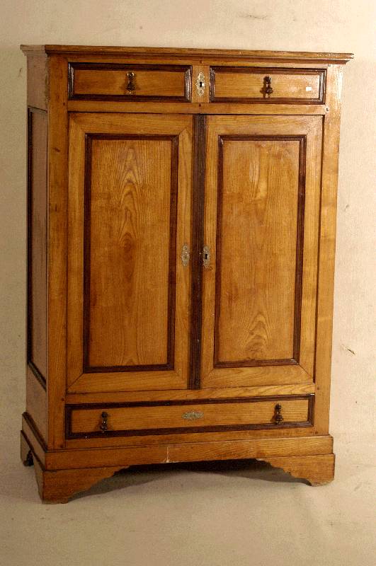 Vertiko, deutsch, um 1900, Weichholz, Front auf Rahmen gearbeitet, 2 SchÜbe im Kopfteil und ein Schub als Sockelschublade, farblich abgesetztes ...