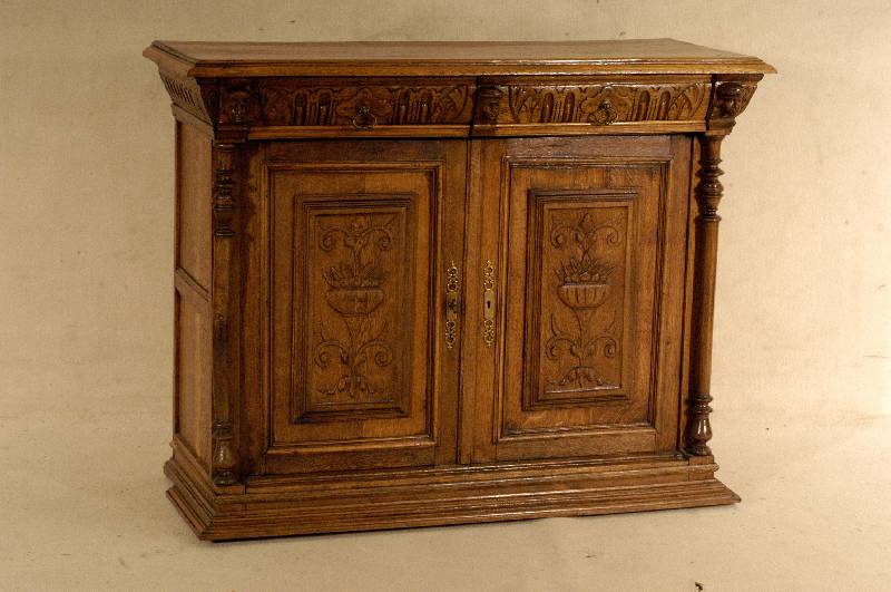 Kommode, Belgien, um 1900, Eiche massiv, Renaissancestil, florale Schnitzerei, viel- fÄlltige Kerbschnitzerei, drei KÖpfe aus dem Vollholz ...
