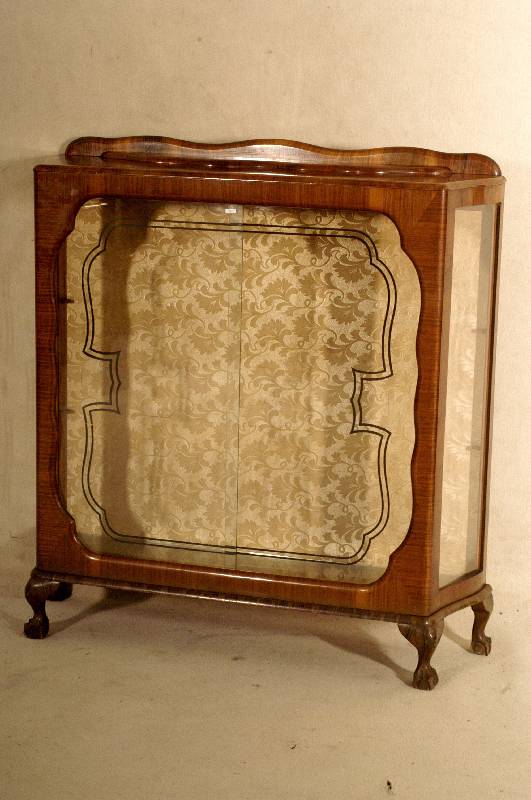 Kleine Vitrine, England, um 1920, Nußbaum massiv, Nußbaumfurnier, Front zwei Glas- schiebetÜren, seitlich verglast, vielfach geschwungene Form, ...
