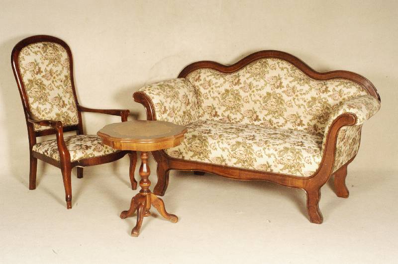 Sitzgruppe, Italien, im Stil von 1830/40, bestehend aus Sofa, 2 Armlehnsessel und Beistelltisch, Buche massiv, Umrandung gerieft, geschweift, ...
