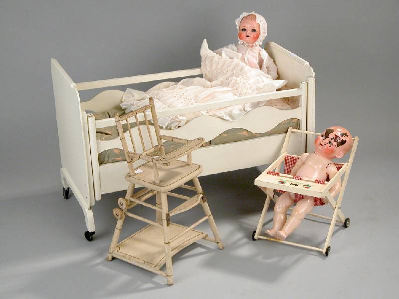 Puppenkonvolut, best. aus: Puppenbettchen, um 1930, Holz, cremefarben gefasst; Kinder- stÜhlchen; 2 Puppen KÖnig & Wernicke, um 1925/28, beide ...