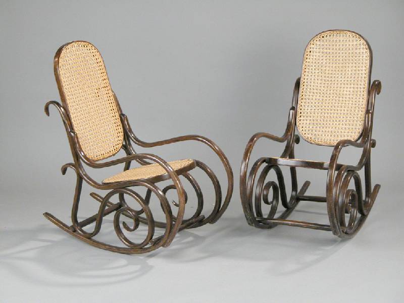 Paar KinderschaukelstÜhle, im Thonet-Stil, 2. HÄlfte 20. Jh., Bugholz mit Korbgeflecht, 1 Stuhl minim. repariert, dekorativ, hervor- ragend zur ...