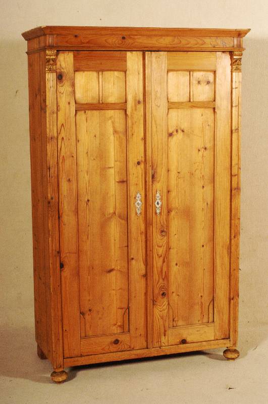 Schrank, wohl deutsch, um 1910, Weichholz, zweitÜrig, Alters- und Gebrauchsspuren, ohne SchlÜssel, ca. 173x106x52 cm