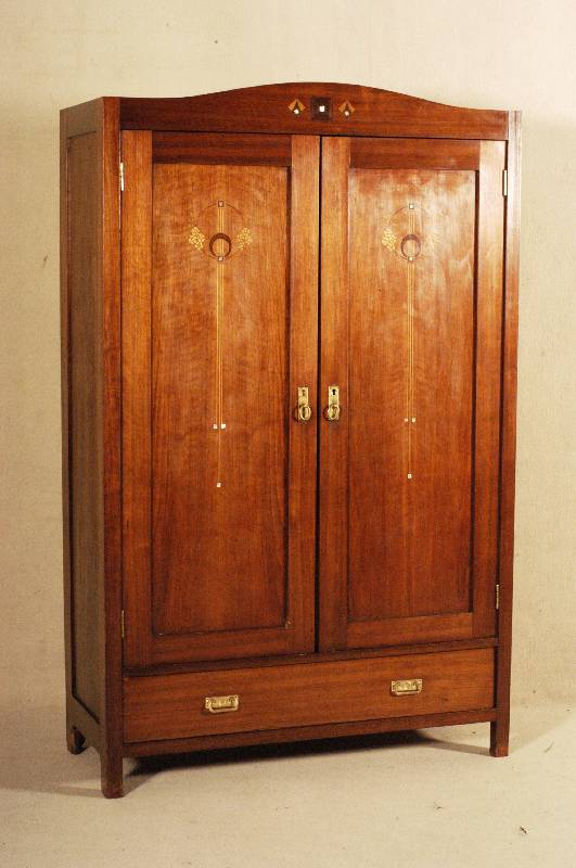 Schrank, wohl deutsch, um 1910, Nußbaumfur- nier, zweitÜrig, Sockelschublade, in den TÜren und im oberen Abschluß floral stilisierte Intarsien ...