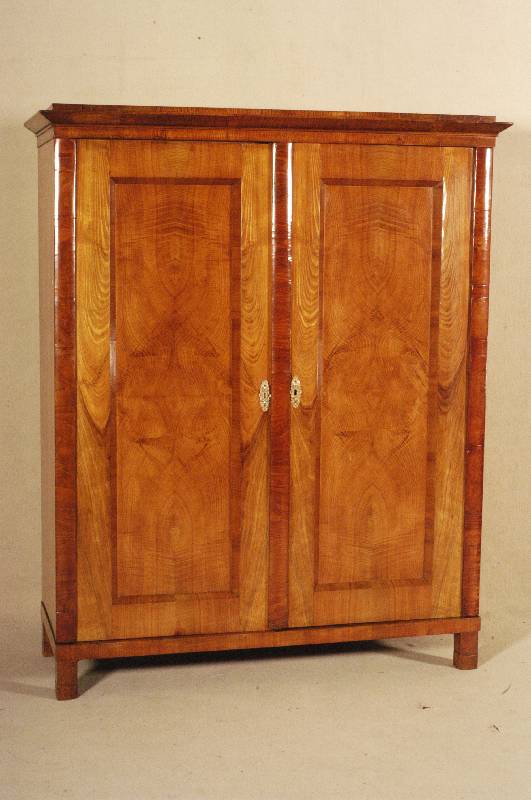 Biedermeierschrank, wohl deutsch, um 1840, Esche massiv, Eschefurnier, zweitÜrig, zerleg- bar, Alters- und Gebrauchsspuren, ca. 185x153x 59 cm