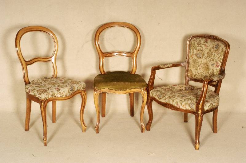 2 Stuhlsessel, Italien, Barockstil, Buche massiv, allseitig geschwungen, Blumen und Veluten aus dem Vollholz geschnitzt, erneuerungsbedÜrftig, ...