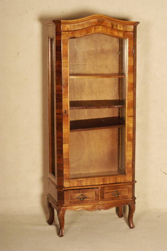 Barockstilvitrine, Italien, nach altem Vorbild, Korpus Weichholz, Ecken Hartholz verstrÄkt, Kopf geschwungen, FÜße und Zarge passig, sparsame ...