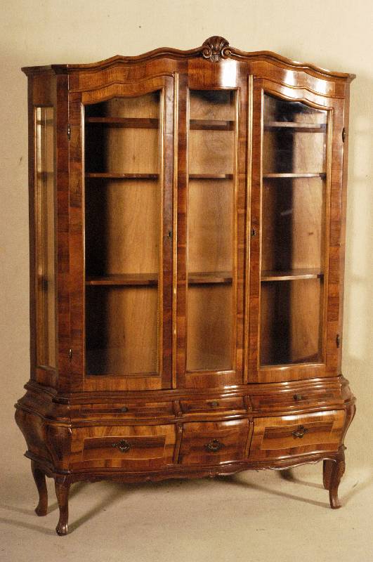 Vitrine, Italien, nach altem Vorbild, Unterteil bombiert, 3-fach geschweift, Front passig, Kopf 6-fach geschweift, Muschelabschluß, geschweifte ...