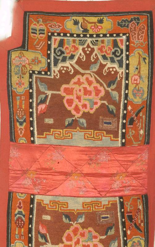 Tibet Satteldecke, um 1900, Wolle auf Baumwolle, ca. 142 x 69 cm, Schätzwert: 1800.- EURO, EHZ: 3
