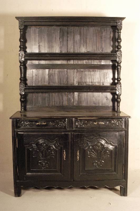 Buffet, Lothringen, um 1860, bÄuerlich, Unterteil Nußbaum massiv, auf Rahmen gearbeitet, gesteckt und geleimt, FÜllungen aus dem Vollholz, ...