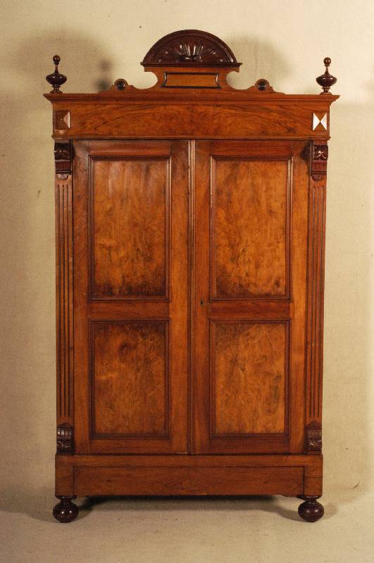 Vielzweckschrank, deutsch, um 1880, GrÜnderzeit, Korpus Weichholz, Wurzelnußfurnier gespiegelt, Lisenen 4-fach gerieft, Velutenabschluß, ...
