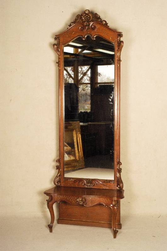 Spiegel, deutsch, um 1870, zweites Rokoko, Korpus Weichholz, Nußbaumfurnier, Applikationen und BekrÖnung aus dem Vollholz geschnitzt, mit ...