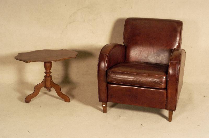Ledersessel, nach altem Vorbild, Gestell Nußbau massiv, loses Kissen, Leder neu bezogen, leichte Gebrauchsspuren, zeitlos elegantes MÖbel, ca. ...