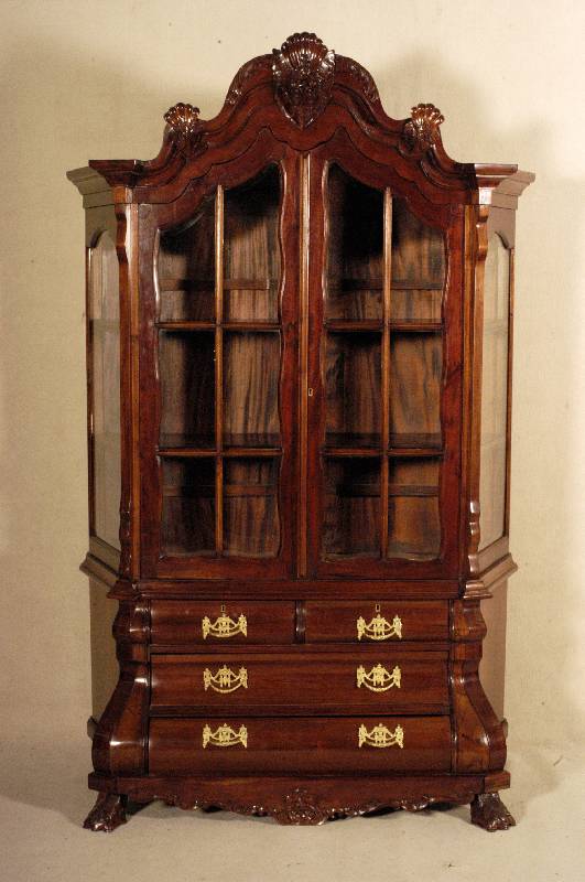 Barockstilvitrine, Holland, nach altem Vorbild , Korpus Weichholz/Hartholz, Wurzelnußfurnier z.T. gespiegelt, schÖnes Furnierbild Kanten ...