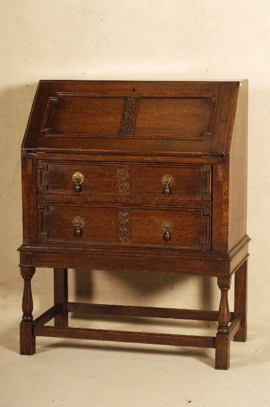 SekretÄr, England, um 1910, Eiche massiv, auf StollenfÜßen, 2 Schubladen, SchrÄgklappe, original BeschlÄge, praktisches MÖbel, leichte ...