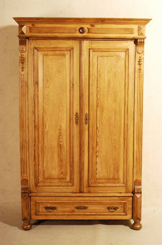 Weichholzschrank, deutsch, um 1880, GrÜnderzeit, gelaugt, geschliffen und gewachst, Kopfleiste mehrfach getreppt, seitlich kanneliert, in ...