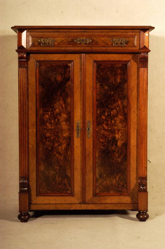 Vertiko, deutsch, um 1880, Korpus Weichholz, Nußbaumfurnier, Inlets mit schÖnem Wurzelnußfurnier, Lisenen gerillt, in Veluten auslaufend, ...