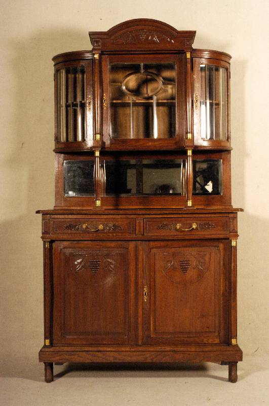 Aufsatzbuffet, Frankreich, um 1900, Jugend- stil, Eiche massiv, Oberteil geschwungene bauchige Form, mit vielen facettierten GlaseinsÄtzen, ...