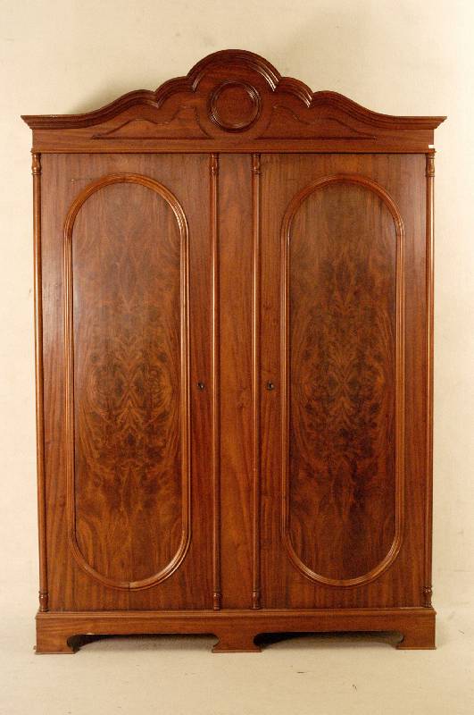 Wohnzimmerschrank, deutsch, um 1840/50, Korpus Weichholz, Mahagonifurnier, z.T. gespiegelt, geschwungener Kopf, 3-fach getreppt, Kopfleiste 2-fach ...