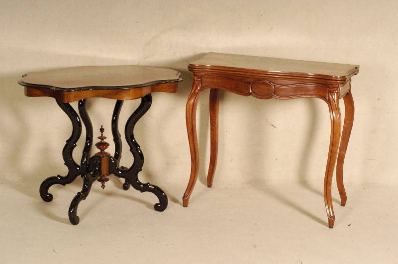 Salontisch, deutsch, um 1860/70, Korpus wohl Nußbaum massiv, Platte Nußbaumfurnier gespiegelt, 3-fach geschwungen, Innen- und AußenfÜhrung sehr ...