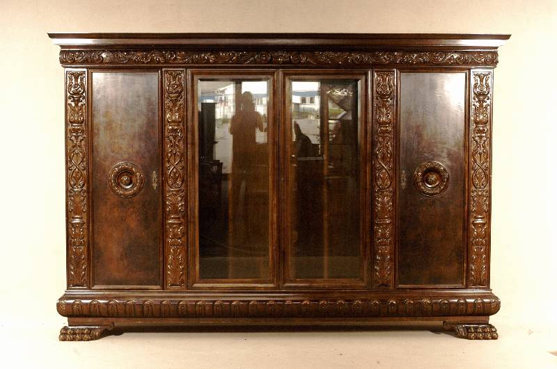 PrunkbÜcherschrank, deutsch, um 1910, Nußbaum massiv, Nußbaumfurnier, Weichholz, 4-tÜrig, zwei davon facettiert verglast, reiche Blatt- und ...