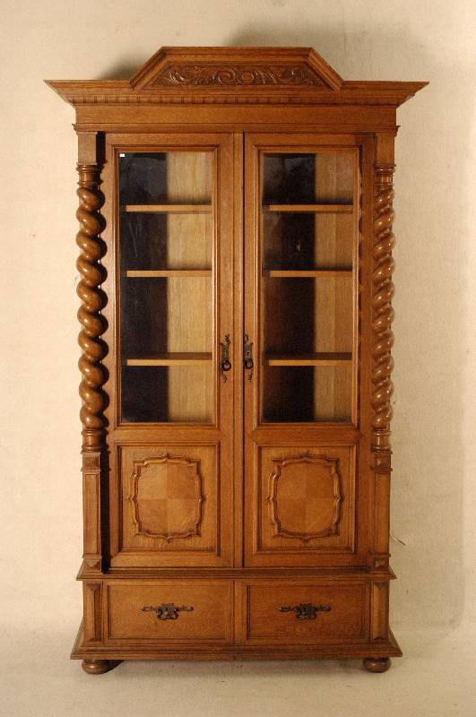 Glas- bzw. BÜcherschrank, deutsch, um 1900, Korpus Weichholz, Eiche massiv, dreifach ge- gliederter Kopf, SÄulen gedreht, freistehend, Inlets ...
