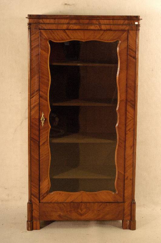 Vitrinenschrank, mitteldeutsch, um 1840/50, Korpus Weichholz, Pyramidenmahagoni gespiegelt abgeplattete Kanten, drei EinlegebÖden, leichte ...